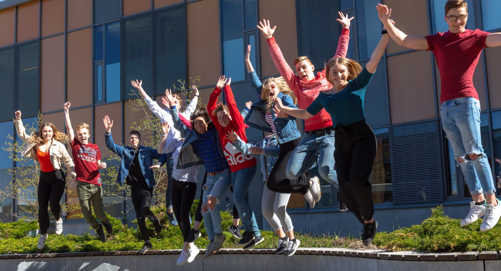Opiskelijoita hyppää penkiltä ilmaan