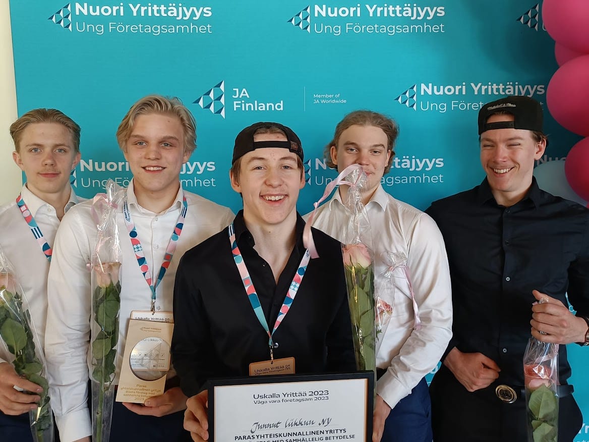 Viiden opiskelijan ryhmä. Kaikilla mitalit kaulussa ja etummaisella opiskelijalla saatu palkintodiplomi kädessä.