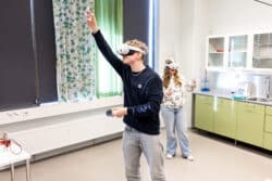 2 opiskelijaa VR-lasit päässään luokkahuoneessa