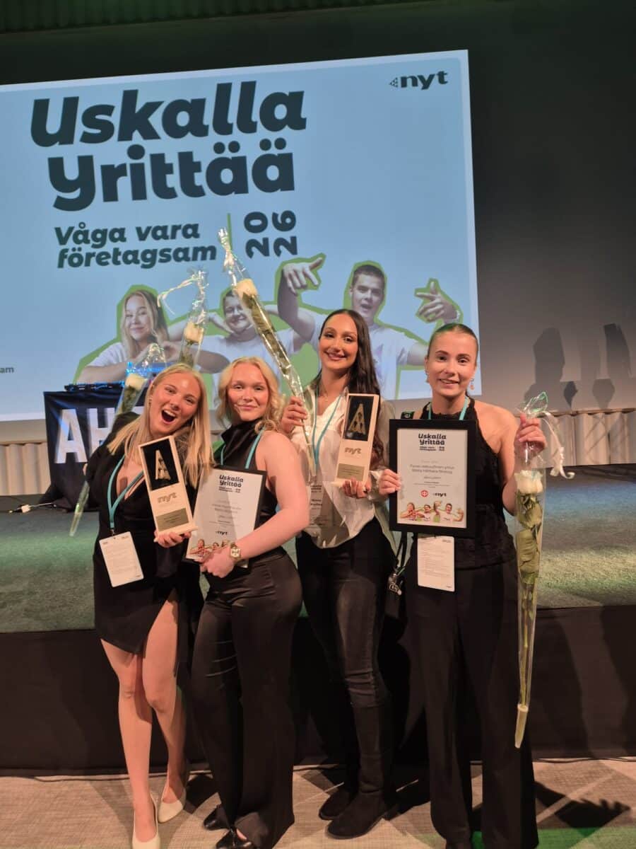 Glowreel NYT ja Hento NYT yrittäjät voiton jälkeen ruusuineen ja diplomeineen.